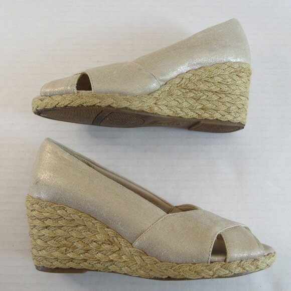 Chaps Metallic Gold Peep Toe Slip On Wedge Espadrilles Dakoda Sandals Size 6B - Picture 4 of 10